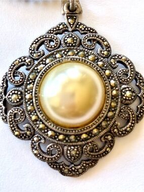 VINTAGE, 925 Silver Pendant, Real Pearl & Marcasites gemstones.
